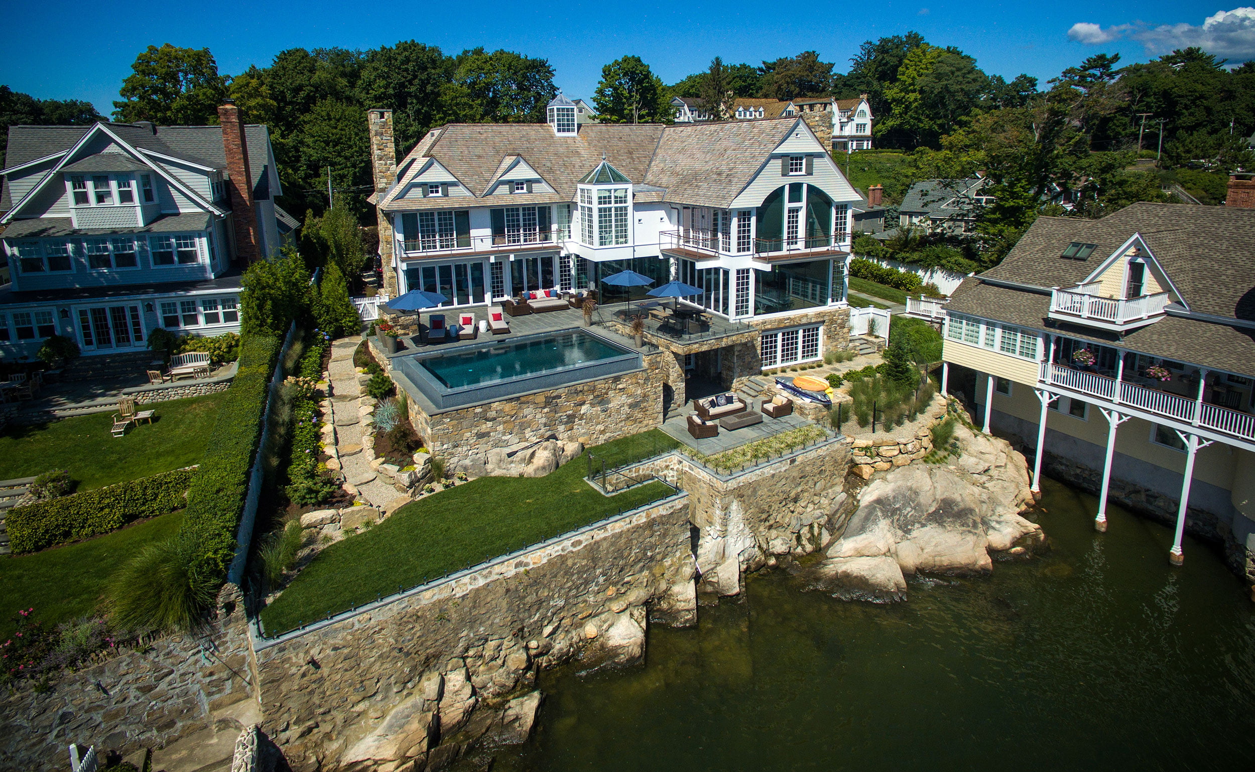 C-Pagliaro-Architects---Bluff-(1)_featured_Web Exterior shot of new build on the waterfront